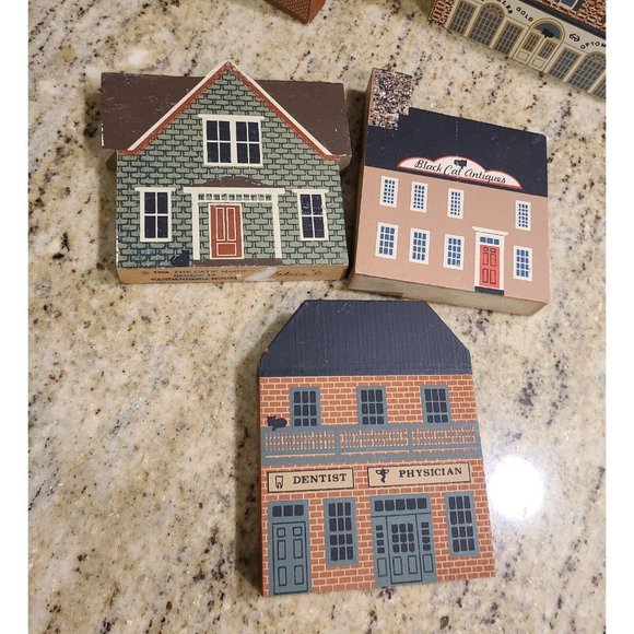 VINTAGE THE CAT'S MEOW LOT OF 9 WOODEN VILLAGE BUILDINGS FALINE SIGNED - Picture 2 of 12